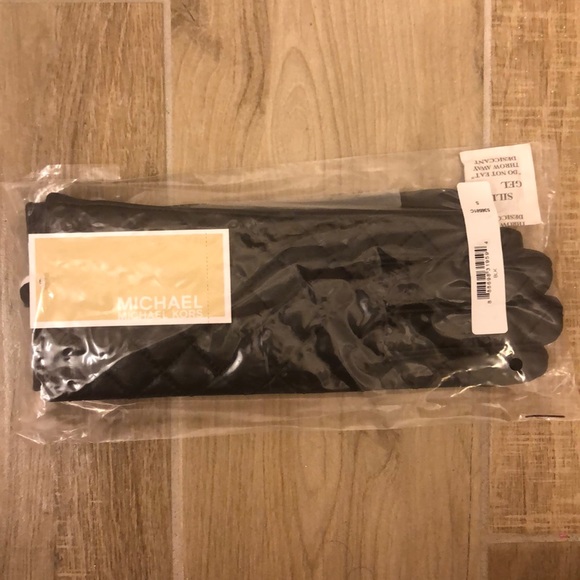 MICHAEL Michael Kors Black quilted leather gloves - Picture 3 of 3